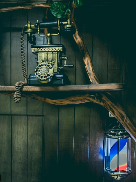 Lumière de salon de coiffure et téléphone rétro téléphone vintage