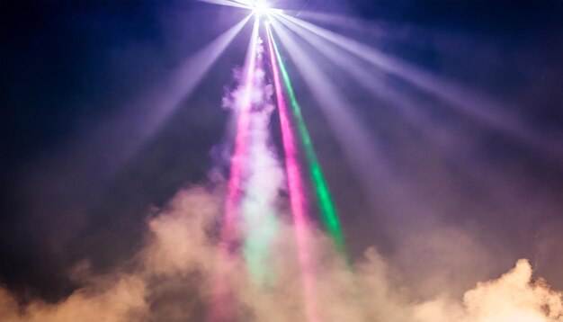 Photo lumière de scène avec des projecteurs colorés et de la fumée scène sombre de concert et de théâtre