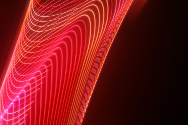 La lumière se propage dans des cycles vibratoires et a des propriétés de conduction spéciales