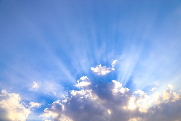 Lumière à travers les nuages ​​sur fond de ciel bleu clair