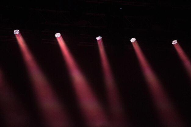 Des lumières allumées dans une boîte de nuit.