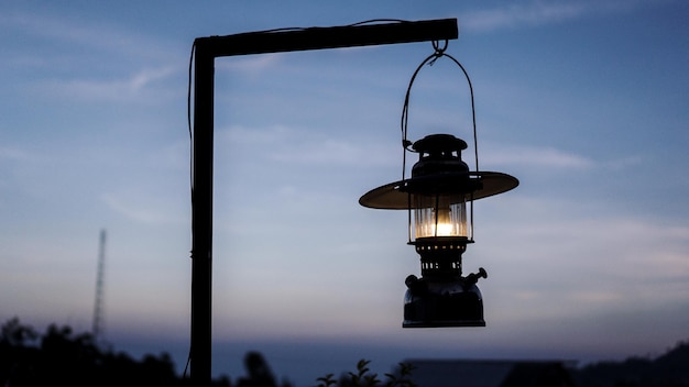 Lumières allumées avec un fond de ciel clair