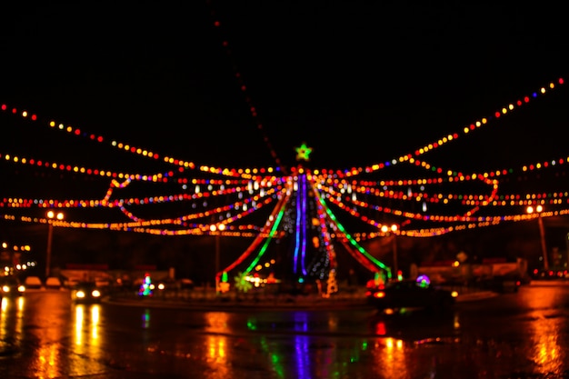 Lumières de l'arbre de Noël dans la ville en flou.