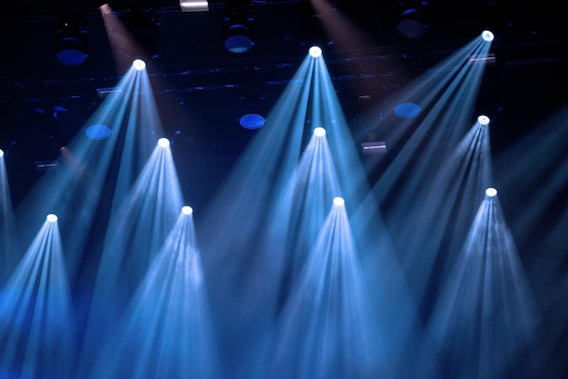 Lumières bleues de la scène lors d'un concert en direct au festival de musique