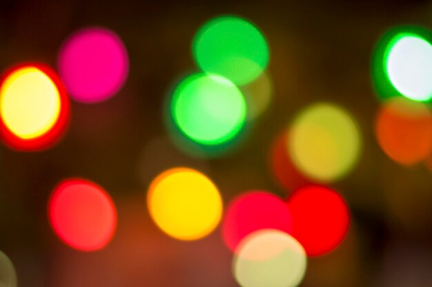 Lumières bokeh colorées floues dans la nuit