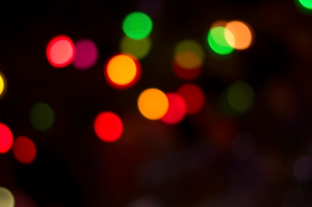 Lumières bokeh colorées floues dans la nuit