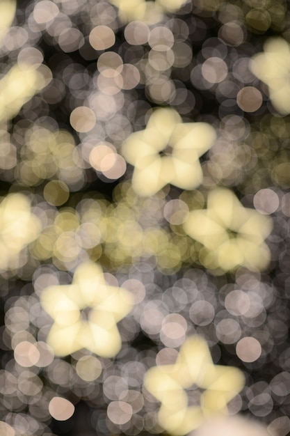 Photo lumières de bokeh défocalisé dans le fond de nuit flou