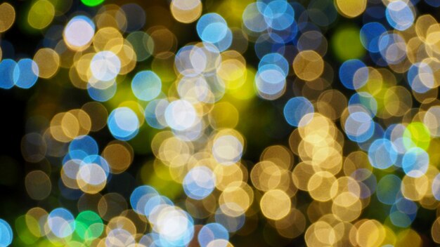 Lumières de bokeh floues colorées dans la nuit.