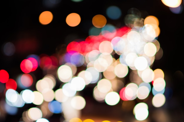 Lumières de bokeh multicolores la nuit