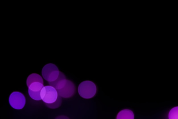 Lumières bokeh violettes sur fond noir