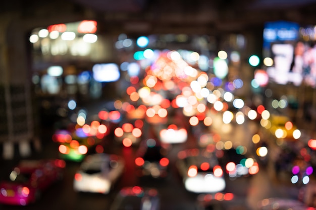 Les lumières de bokeh de la voiture se trouvent au milieu de la route la nuit.