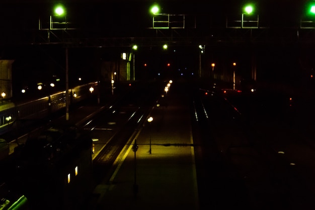 Lumières brouillées de la gare. Arrière-plan flou