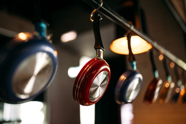 Lumières de casseroles suspendues de cuisine de restaurant