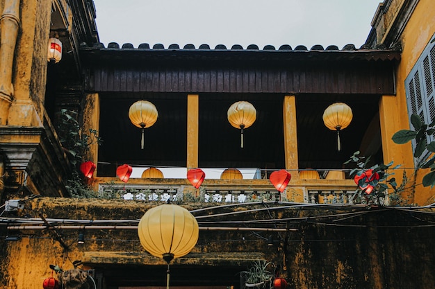 Photo les lumières dans un jour de pluie à hoian