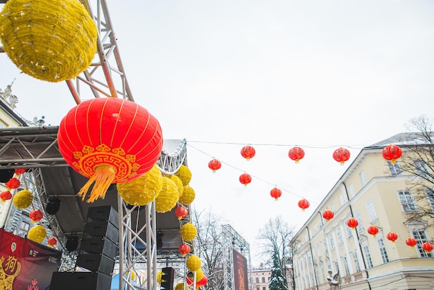 Lumières de décoration du nouvel an chinois dans les rues des villes européennes