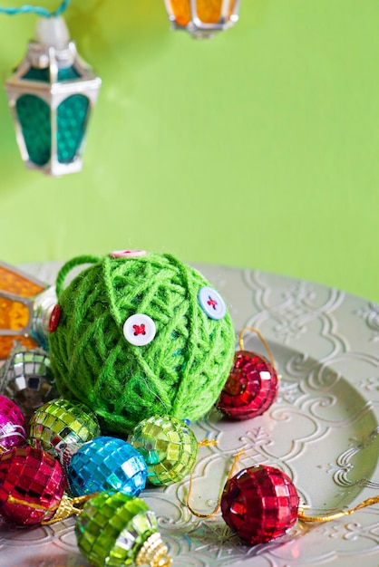 Lumières et décorations de Noël sur fond vert