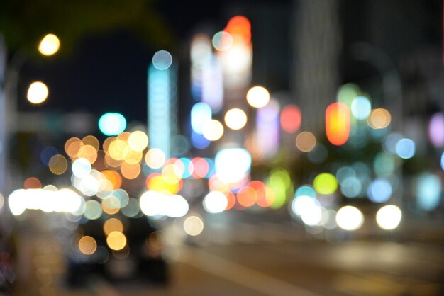 Photo des lumières défoulées dans une rue de la ville la nuit.