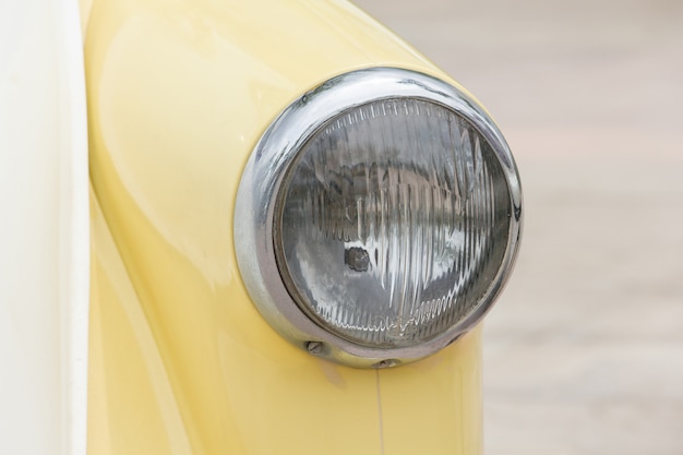 Lumières devant une voiture vintage avec une sphère unique.