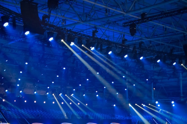 Lumières disco bleues sur une scène de club