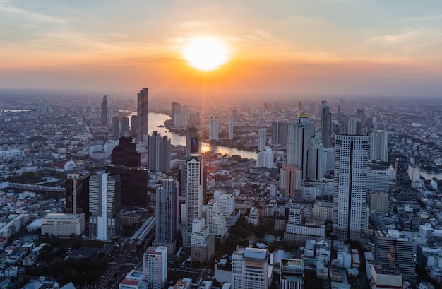 Les lumières du soir et de la nuit de Bangkok vues du coin