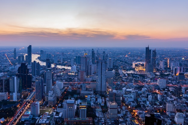 Les lumières du soir et de la nuit de Bangkok vues du coin