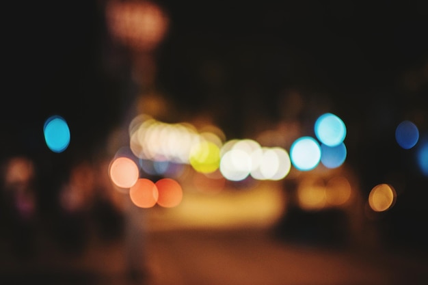 Lumières éclairées défocalisées dans la rue la nuit