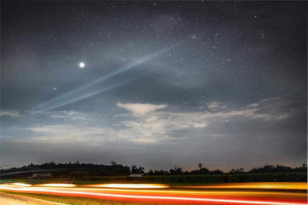 lumières et étoiles dans la nuit