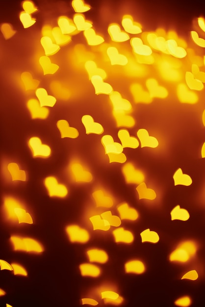 lumières floues dorées en forme de coeur. Concept de la Saint-Valentin