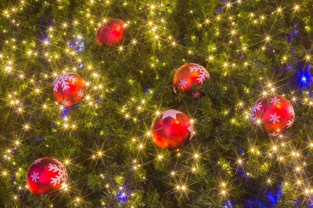 Les lumières sur le fond de décoration de sapin de Noël