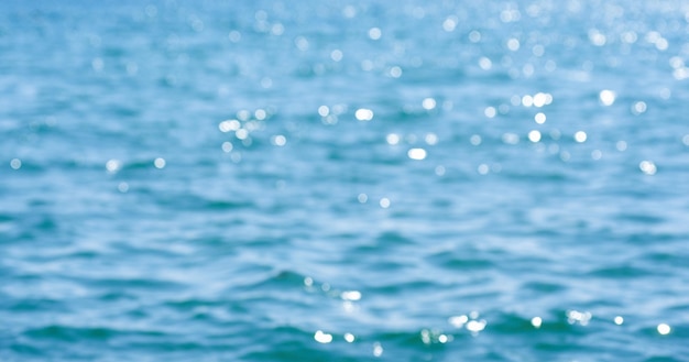 Les lumières sur le fond de la mer Les vagues