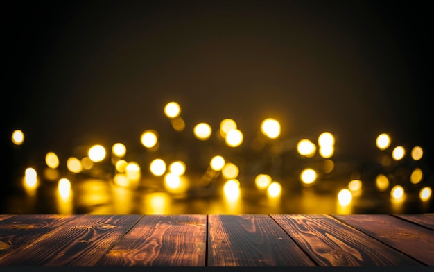 Lumières de fond de table de Noël de bokeh doré et surface de texture rustique en bois pour les boissons alimentaires ...