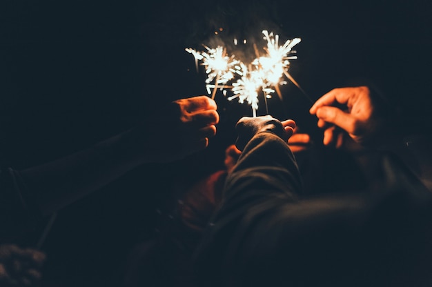 Lumières froides avec la célébration Le jour du bonheur