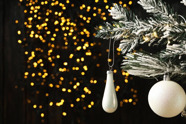 Photo lumières jaunes et branches de noël sur fond en bois pour le texte