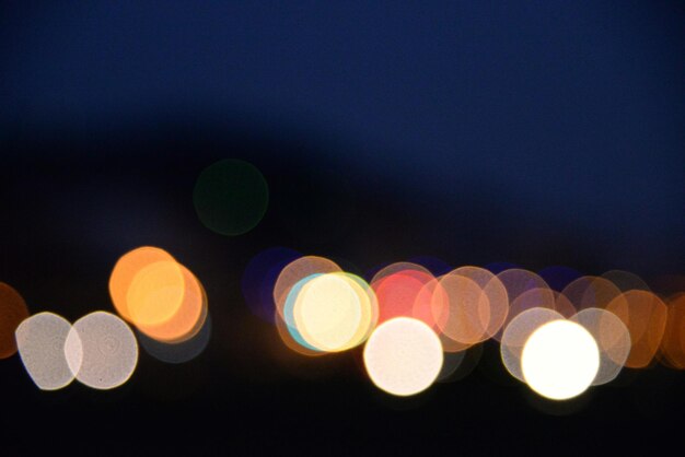 Des lumières multicolores éclairées de nuit.