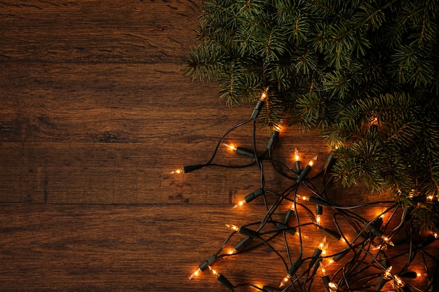 Lumières de Noël et branches d'épicéa