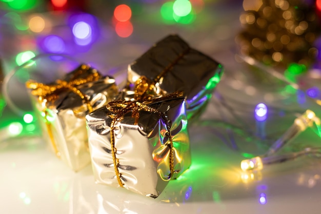 Photo lumières de noël colorées avec plusieurs boîtes-cadeaux