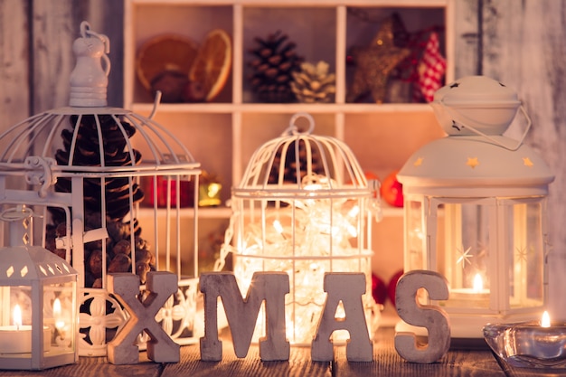 Lumières de Noël et décorations de lettres en bois dans un style shabby chic