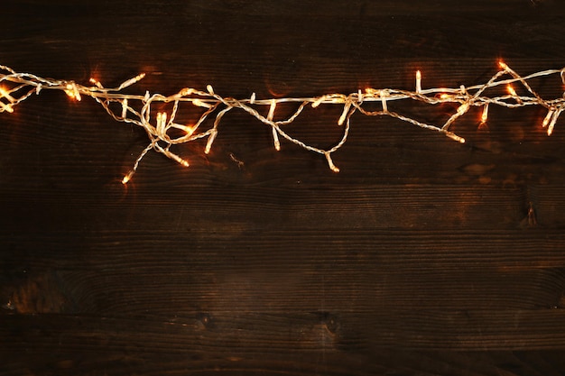 Lumières de Noël sur fond de bois