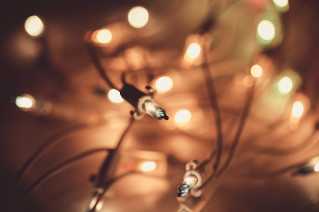 Lumières de Noël sur fond de bois