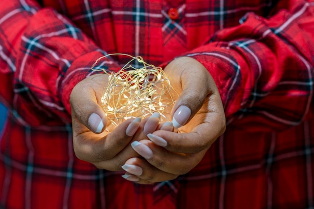 Lumières de Noël sur les mains