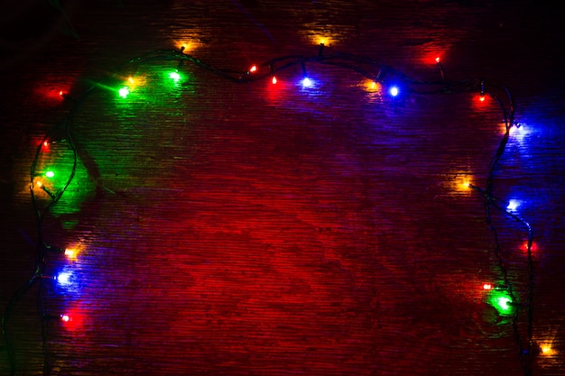 Lumières de Noël multicolores sur bois