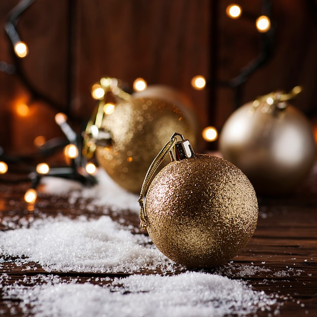 Lumières de Noël avec de la neige et des boules