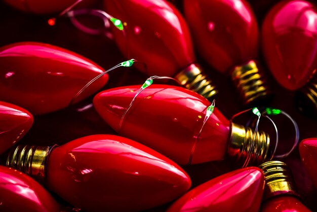 Photo lumières de noël rouges vintage ampoules enveloppées de micro-lumières vertes éclairées