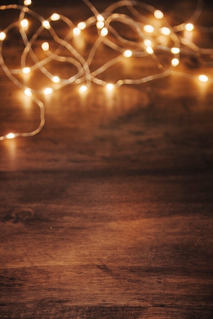 Lumières de Noël sur la surface en bois