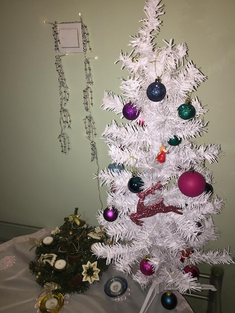 Les lumières de Noël suspendues à l'arbre
