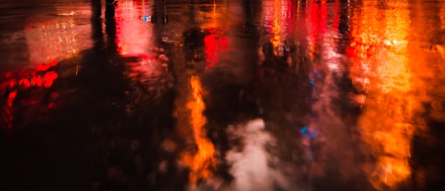 Lumières et ombres de la ville de New York. Image flou des rues de New York après la pluie avec des reflets sur l'asphalte humide