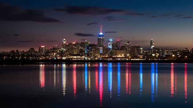 Des lumières rouges et bleues réfléchissant à travers l'eau la nuit.