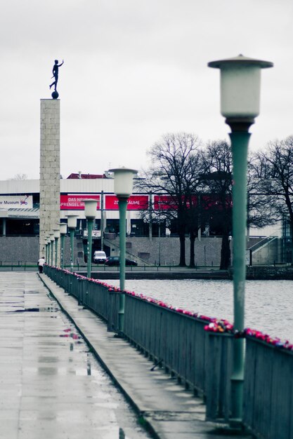 Photo lumières de rue par sentier menant vers le monument contre le ciel