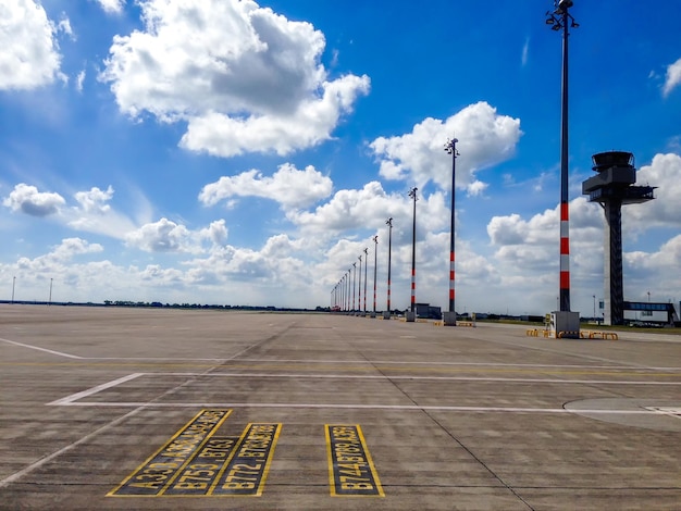 Photo lumières de rue sur la piste de l'aéroport contre le ciel