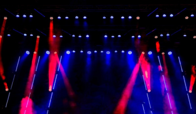 Lumières de scène bleues. Illumination avec projecteurs lors d'un concert